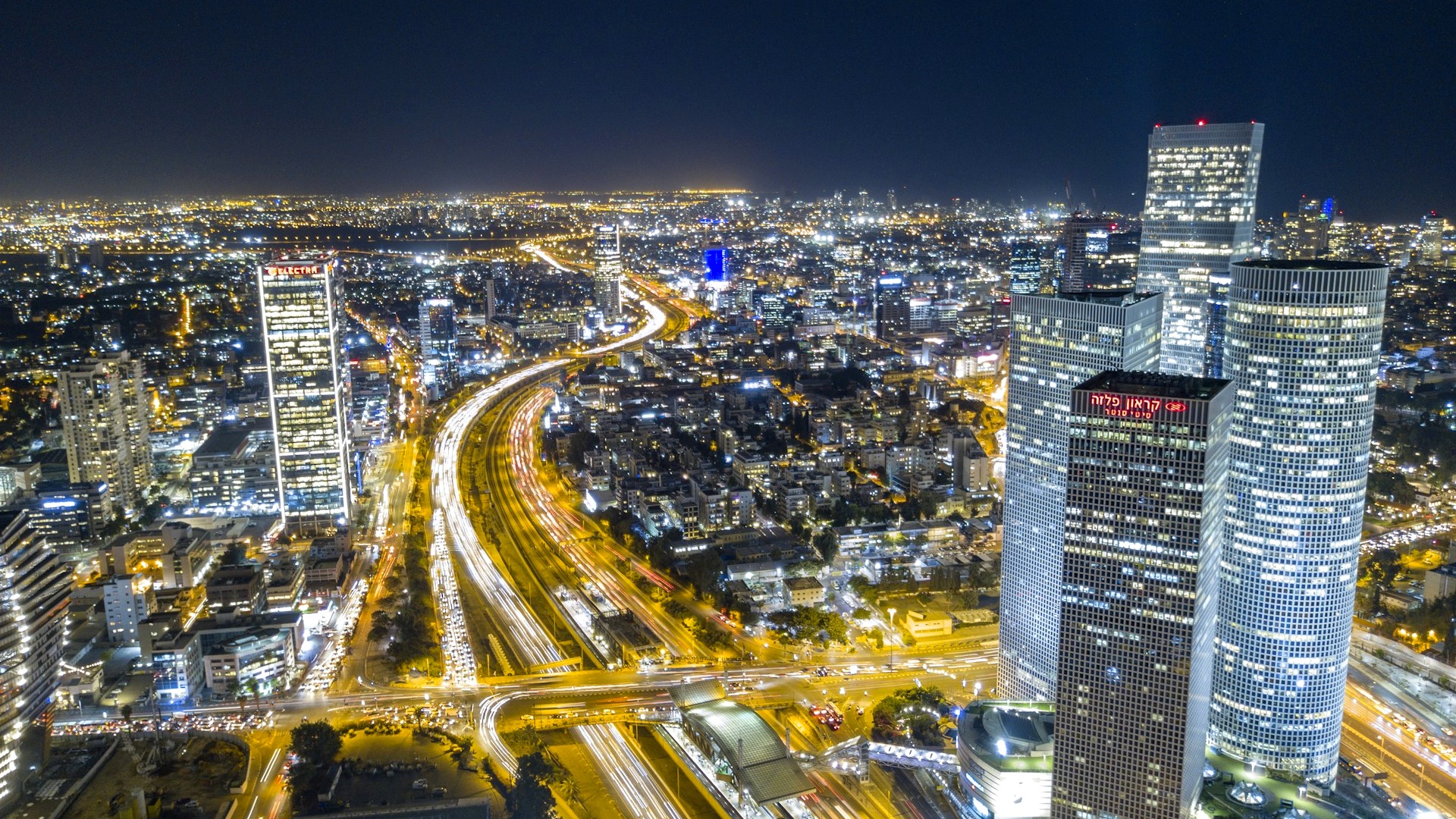 מבט אווירי לילי על תל אביב, מגדלי עזריאלי ונתיבי איילון