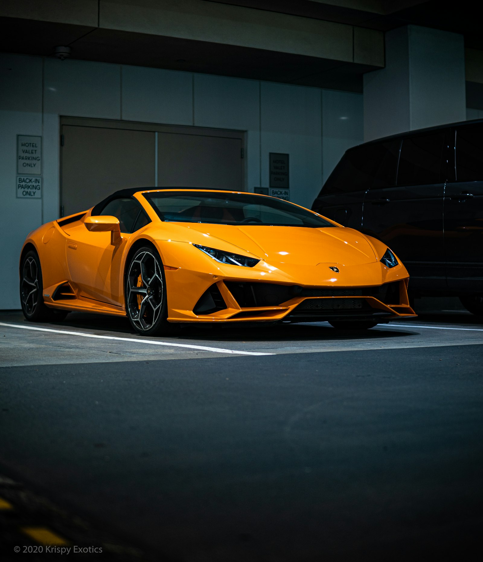 Спортивный автомобиль на съёмочной площадке